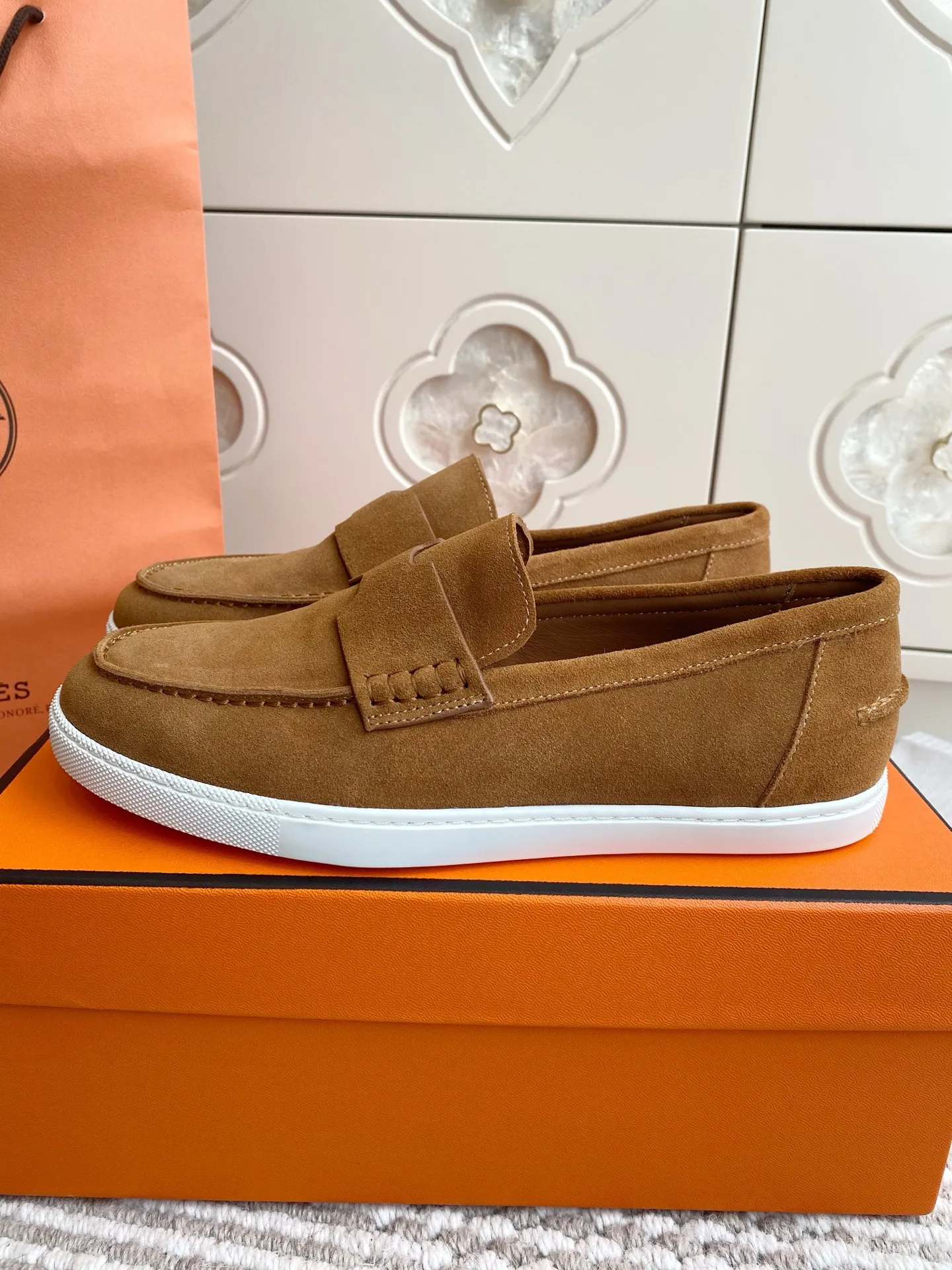 p560✨Hermes Couple Loafers｜Walking in the urban high-end, easily wearing Hermès temperament✨Who says luxury and comfort can’t have both?  This pair of H’s classic loafers really does it!  ▪️"Customized imported Yangjing fabric" is soft and delicate ▪️"Full sheepskin lining" + "soft-soled shoes" design. Your feet will be healed the moment you put them on~ It's like stepping on clouds☁️You won't feel tired after walking all day!  The iconic "H" buckle is low-key and luxurious. It is matched with a rubber outsole. It is lightweight and stylish. Whether you are commuting or shopping, you can easily achieve casual urban style🏙 Can be worn by couples. Full range of sizes, girls 35-41 | boys 39-45. Wear them together when going out. Sweet and high-end💑 Original mold opening. Details are in place. Those who understand will be attracted at a glance ️❤️ #Hermès loafers #coupleshoes #lightweight and versatile shoes